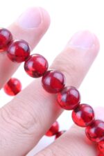 Kırmızı Çay Parçacıklı Fosil Görünümlü Pres Toz Sıkma Kehribar Bileklik Unisex Elastik