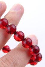 Kırmızı Çay Parçacıklı Fosil Görünümlü Pres Toz Sıkma Kehribar Bileklik Unisex Elastik