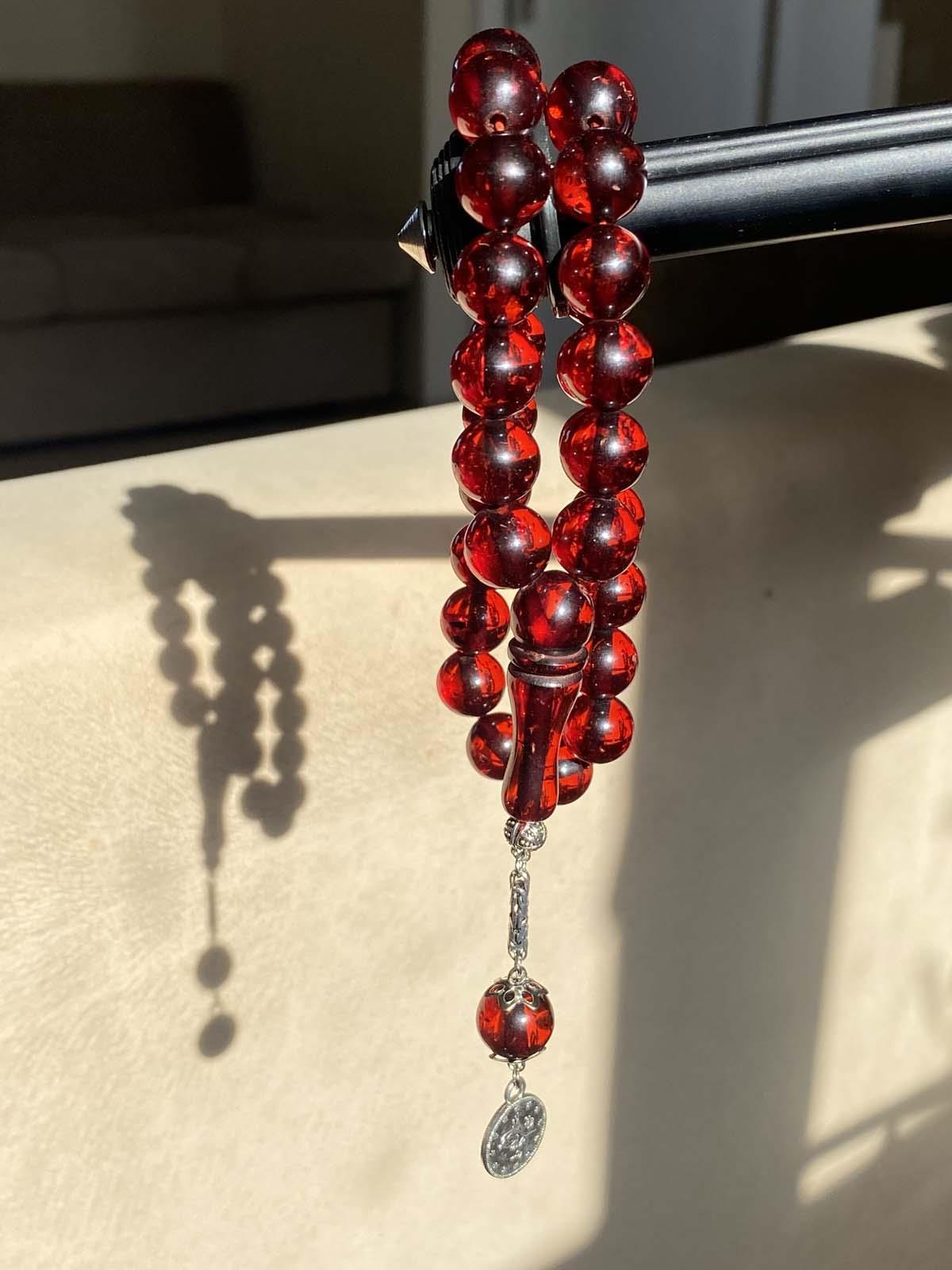 Pres Toz Kehribar Tesbih Yuvarlak Küre Hareli Sürmeli Kesim Kırmızı Renkli Metal Püsküllü