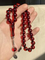 Pres Toz Kehribar Tesbih Yuvarlak Küre Hareli Sürmeli Kesim Kırmızı Renkli Metal Püsküllü