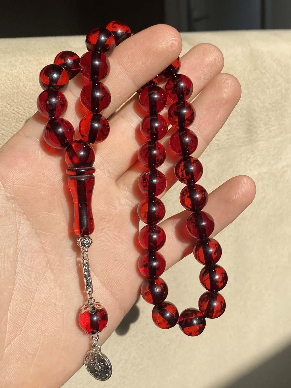 Pres Toz Kehribar Tesbih Yuvarlak Küre Hareli Sürmeli Kesim Kırmızı Renkli Metal Püsküllü