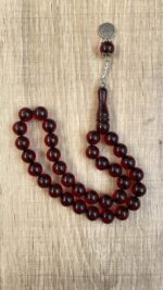 Pres Toz Kehribar Tesbih Yuvarlak Küre Hareli Sürmeli Kesim Kırmızı Renkli Metal Püsküllü