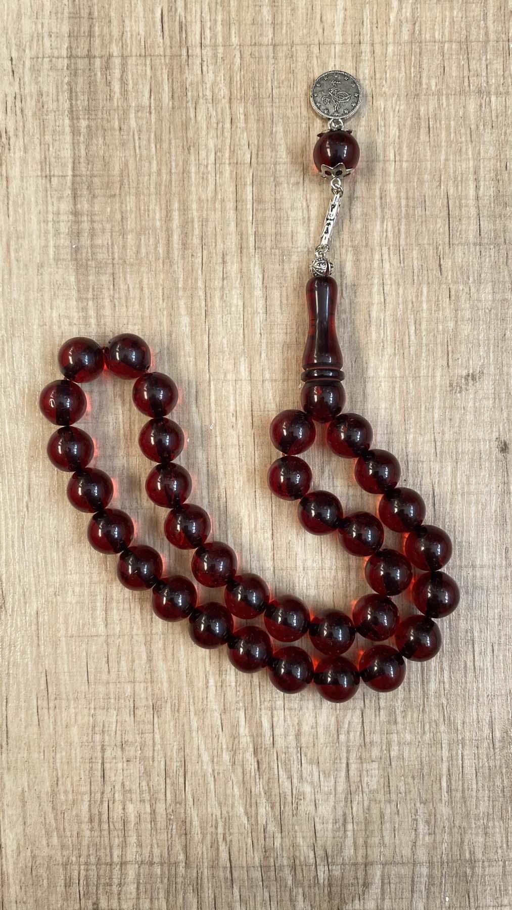 Pres Toz Kehribar Tesbih Yuvarlak Küre Hareli Sürmeli Kesim Kırmızı Renkli Metal Püsküllü