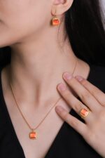 Güneş Taşı Serisi Sarma Kare Kesim Turuncu Renkli 22 Ayar Altın Kaplama Kadın Yılan Zincirli Üçlü Set