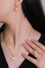 Güneş Taşı Serisi Sarma Kare Kesim Pembe Renkli 22 Ayar Altın Kaplama Kadın Yılan Zincirli Üçlü Set