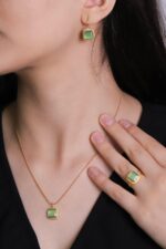 Güneş Taşı Serisi Sarma Kare Kesim Yeşil Renkli 22 Ayar Altın Kaplama Kadın Yılan Zincirli Üçlü Set