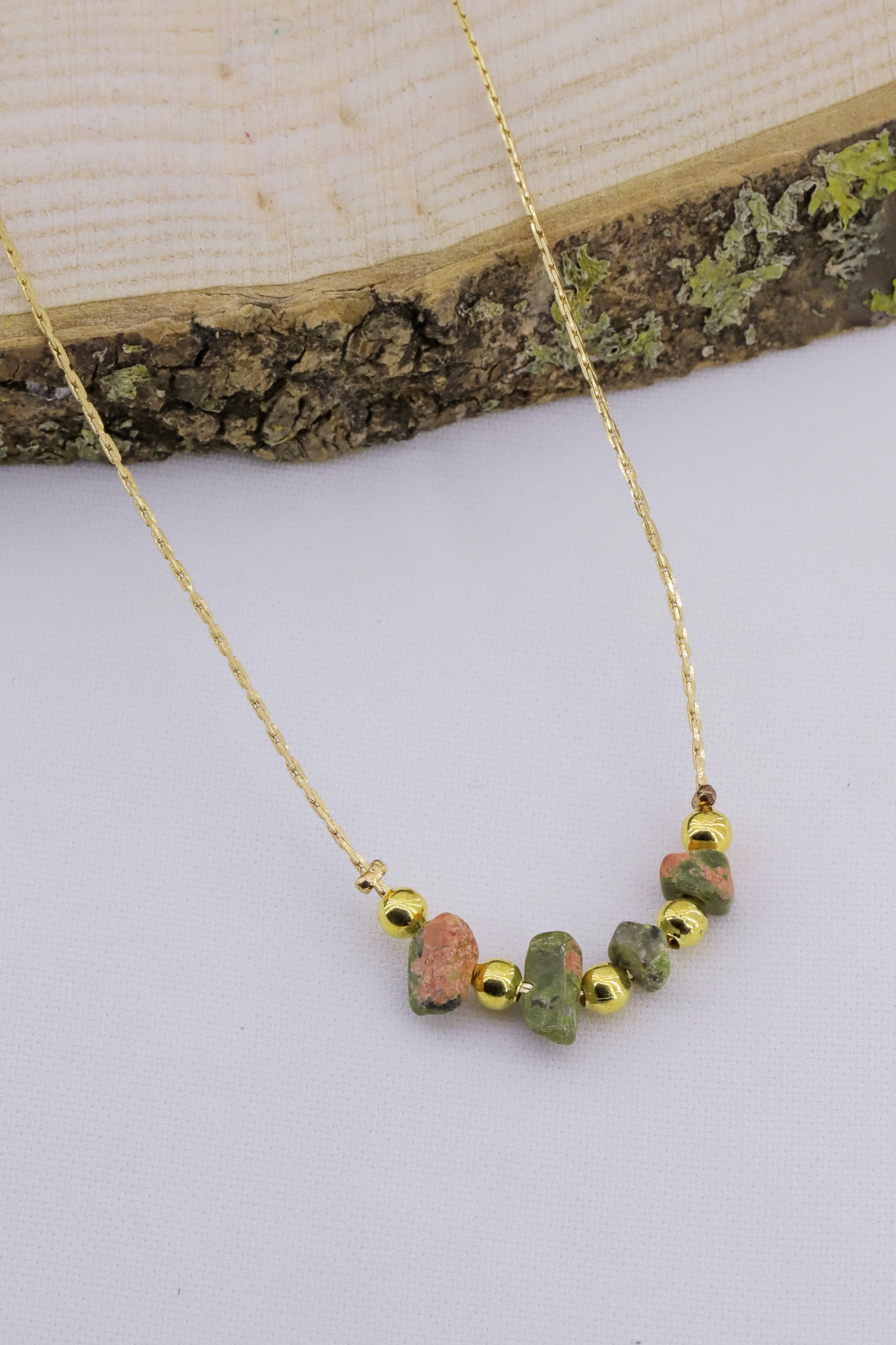 Kırık Taşlar Serisi Doğaltaşlı Mix Kadın Genç Kız Kolyesi Modeli