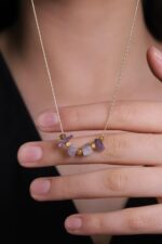 Kırık Taşlar Serisi Doğaltaşlı Mix Kadın Genç Kız Kolyesi Modeli