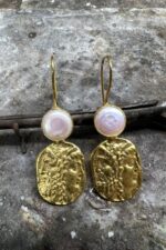 Altın Kaplama İnci Taşlı Dokulu Oval Sallantılı Kadın Küpe