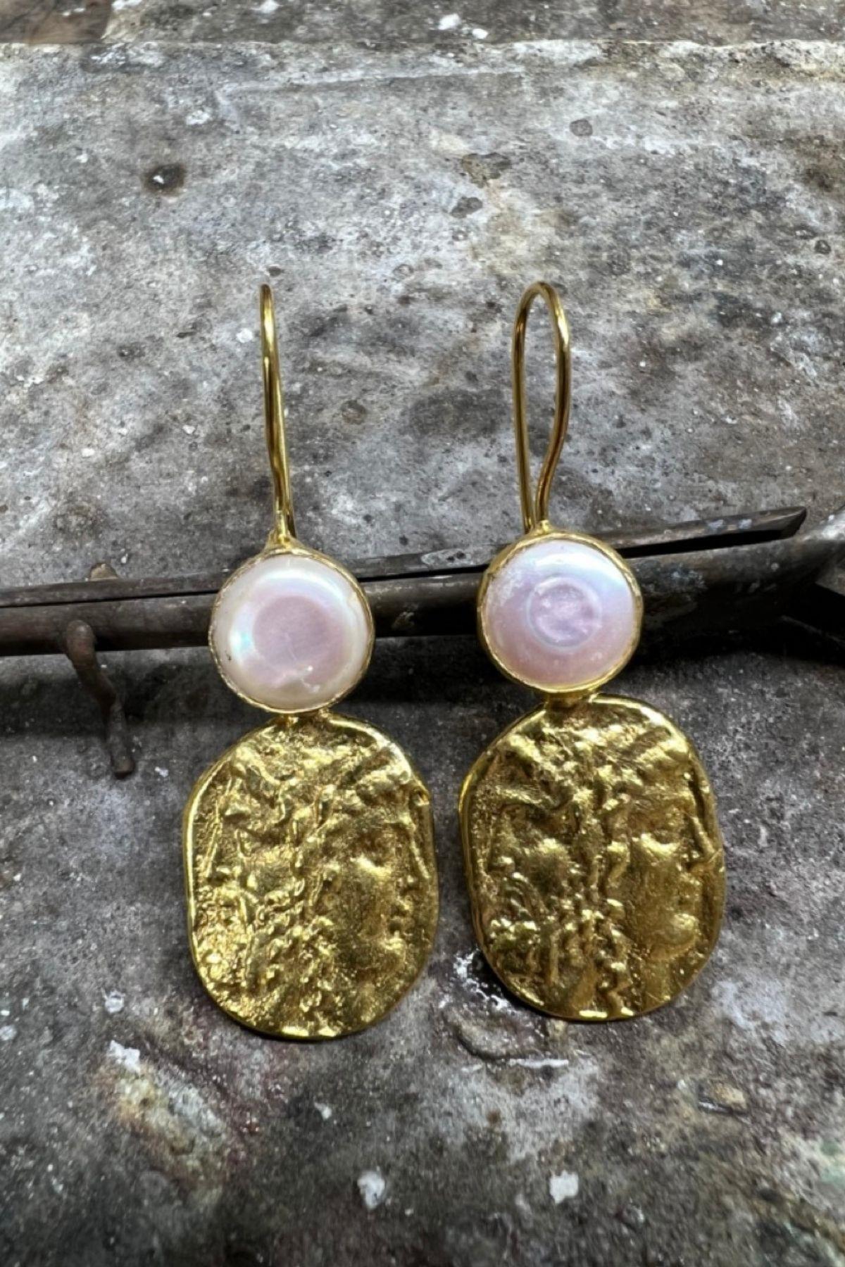 Altın Kaplama İnci Taşlı Dokulu Oval Sallantılı Kadın Küpe