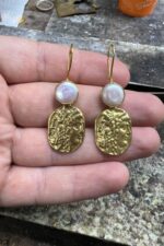 Altın Kaplama İnci Taşlı Dokulu Oval Sallantılı Kadın Küpe