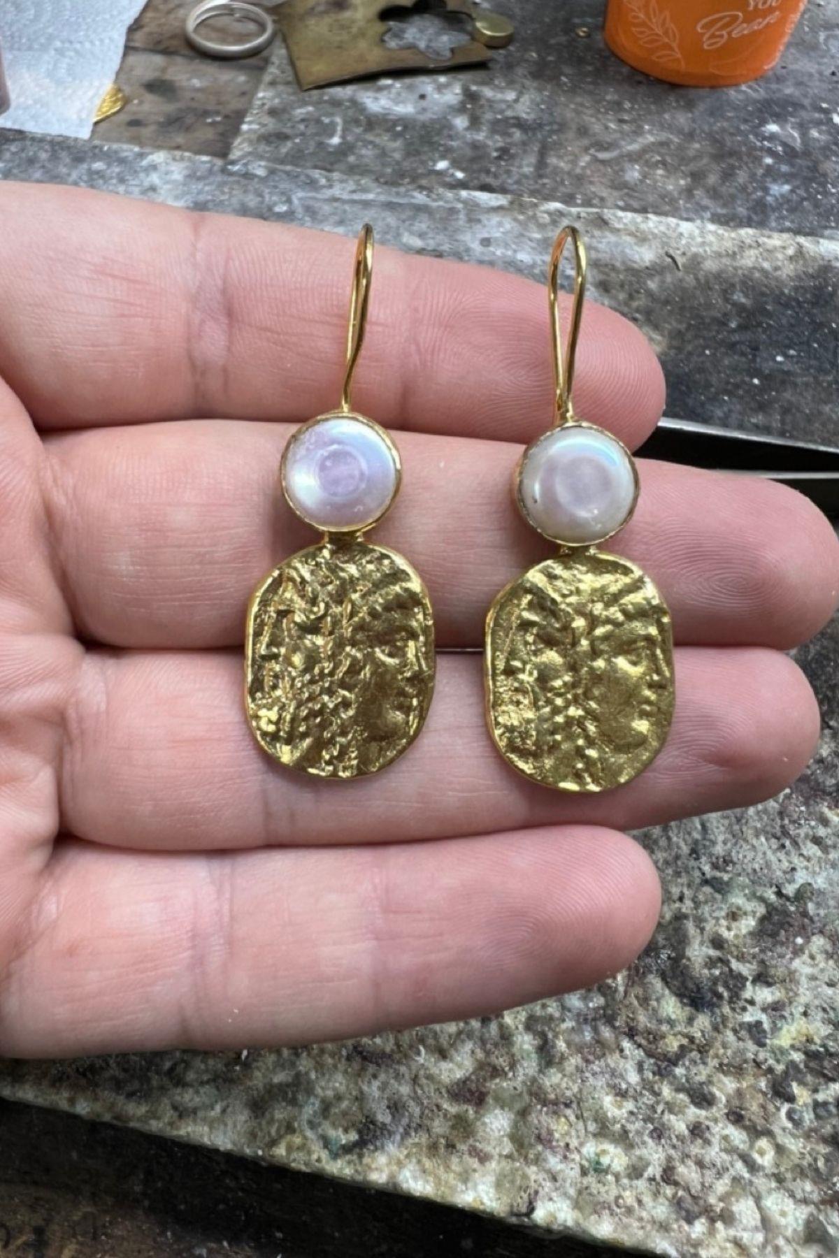 Altın Kaplama İnci Taşlı Dokulu Oval Sallantılı Kadın Küpe