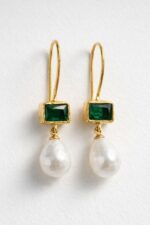 Altın Kaplama Yeşil Taş ve Damla İnci Detaylı Sallantılı Kadın Küpe