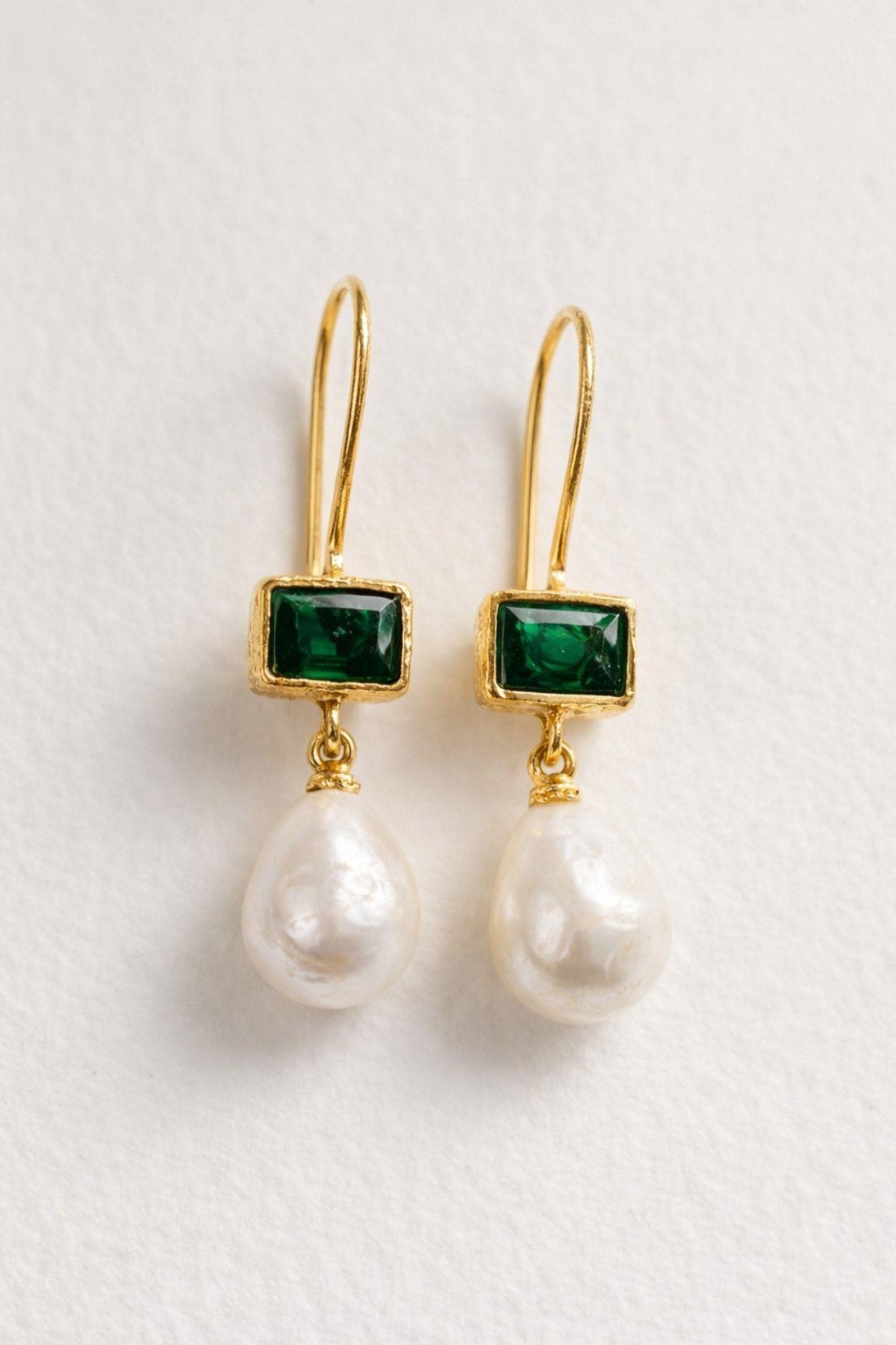 Altın Kaplama Yeşil Taş ve Damla İnci Detaylı Sallantılı Kadın Küpe