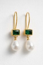 Altın Kaplama Yeşil Taş ve Damla İnci Detaylı Sallantılı Kadın Küpe