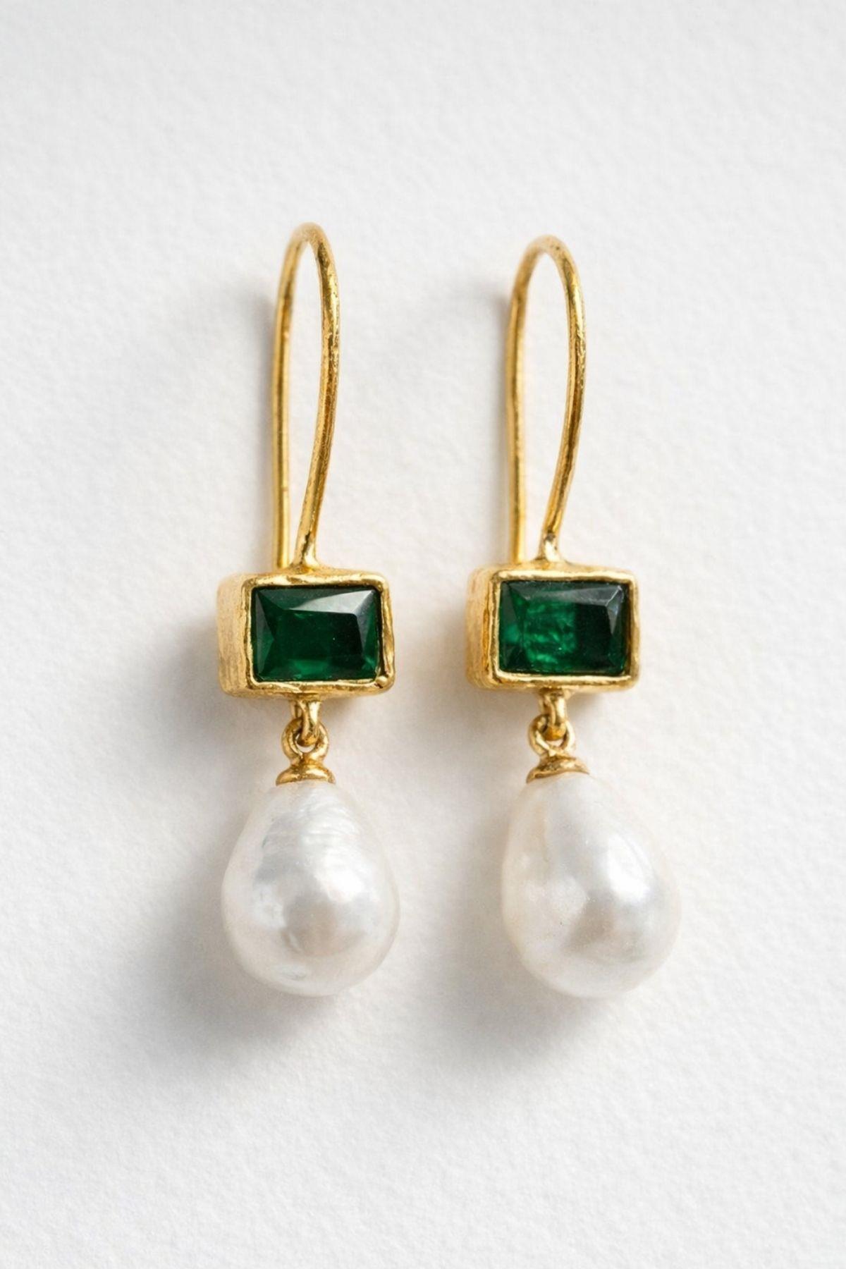 Altın Kaplama Yeşil Taş ve Damla İnci Detaylı Sallantılı Kadın Küpe