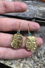 Altın Kaplama Mavi Akuamarin Zirkon Taşlı Dokulu Oval Sallantılı Kadın Küpe