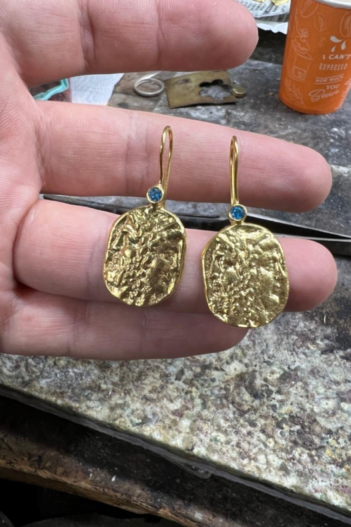 Altın Kaplama Mavi Akuamarin Zirkon Taşlı Dokulu Oval Sallantılı Kadın Küpe