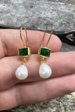 Altın Kaplama Yeşil Taş ve Damla İnci Detaylı Sallantılı Kadın Küpe