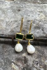 Altın Kaplama Yeşil Taş ve Damla İnci Detaylı Sallantılı Kadın Küpe