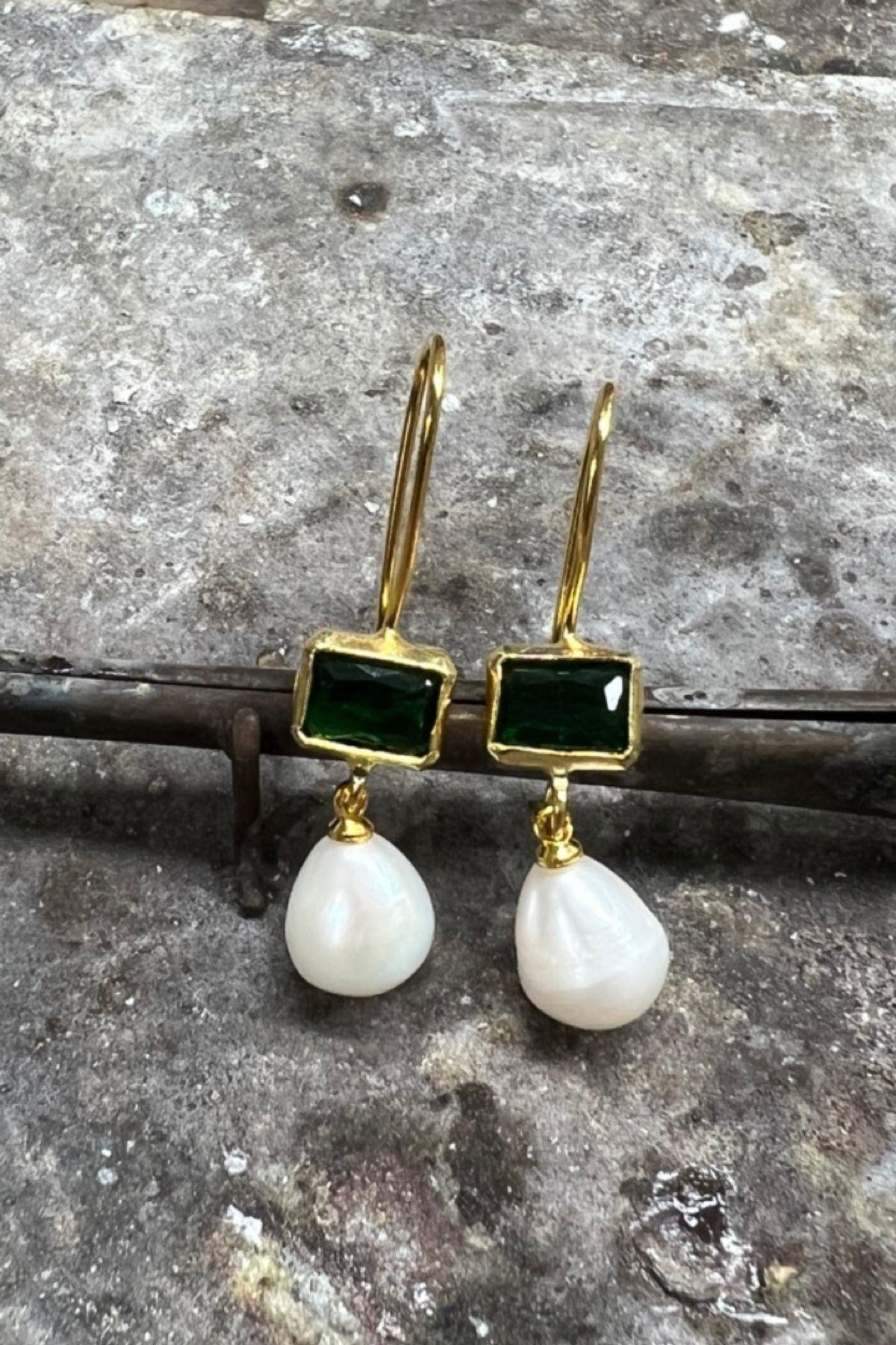 Altın Kaplama Yeşil Taş ve Damla İnci Detaylı Sallantılı Kadın Küpe