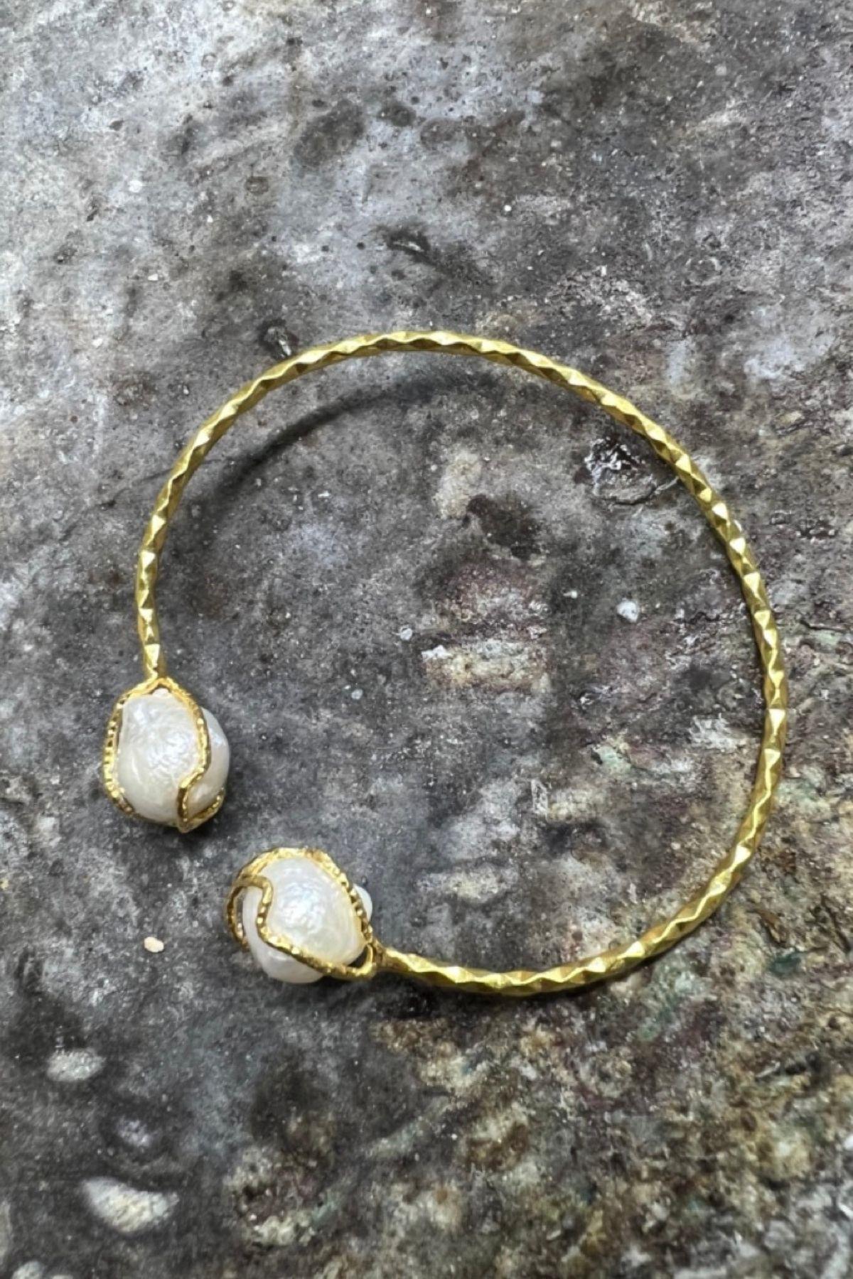 El İşçiliği Doğal İnci Taşlı Açık Uçlu Altın Kaplama Bilezik