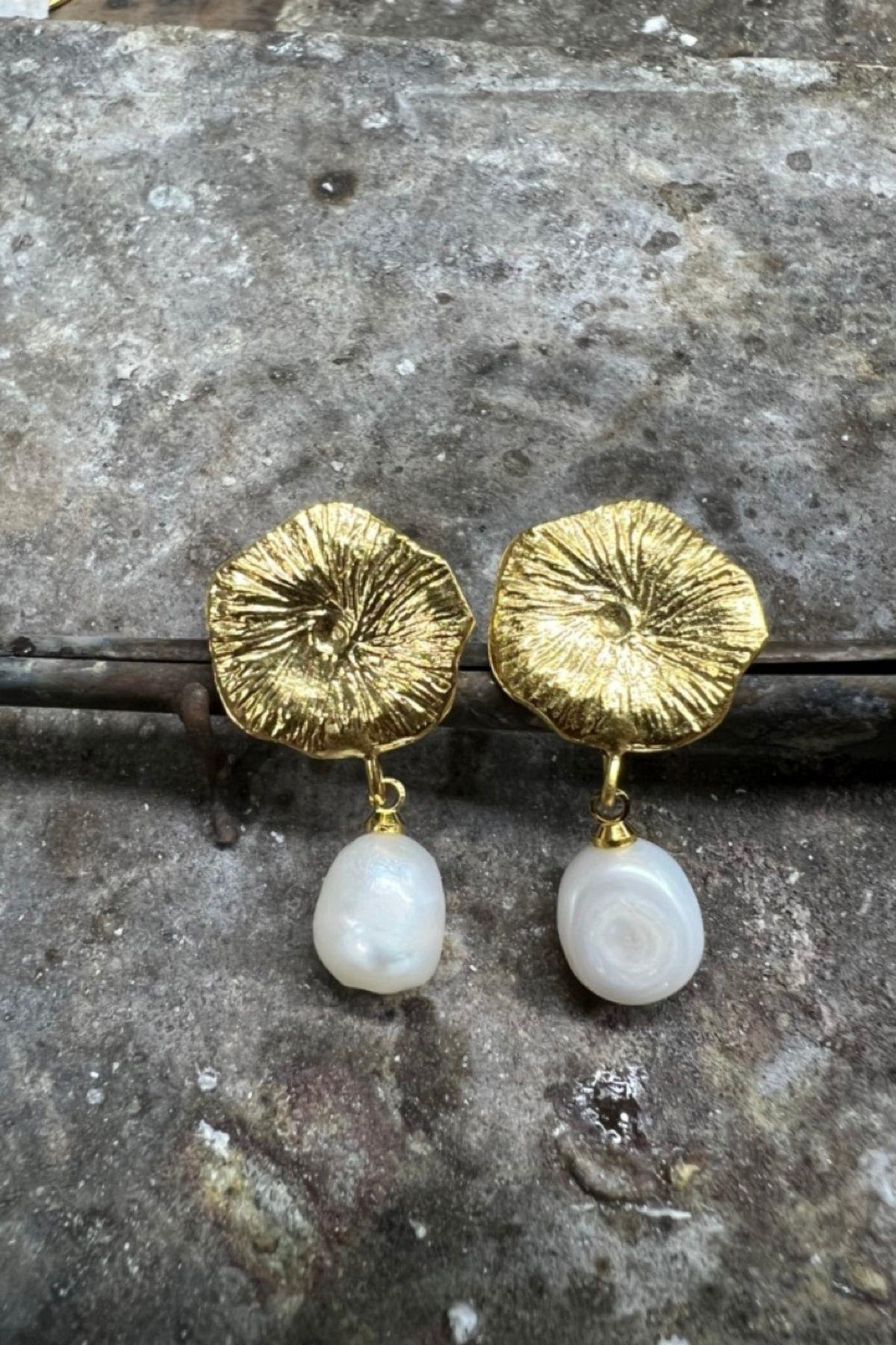 El İşçiliği Dokulu Altın Kaplama Doğal Barok İnci Sallantılı Kadın Küpe