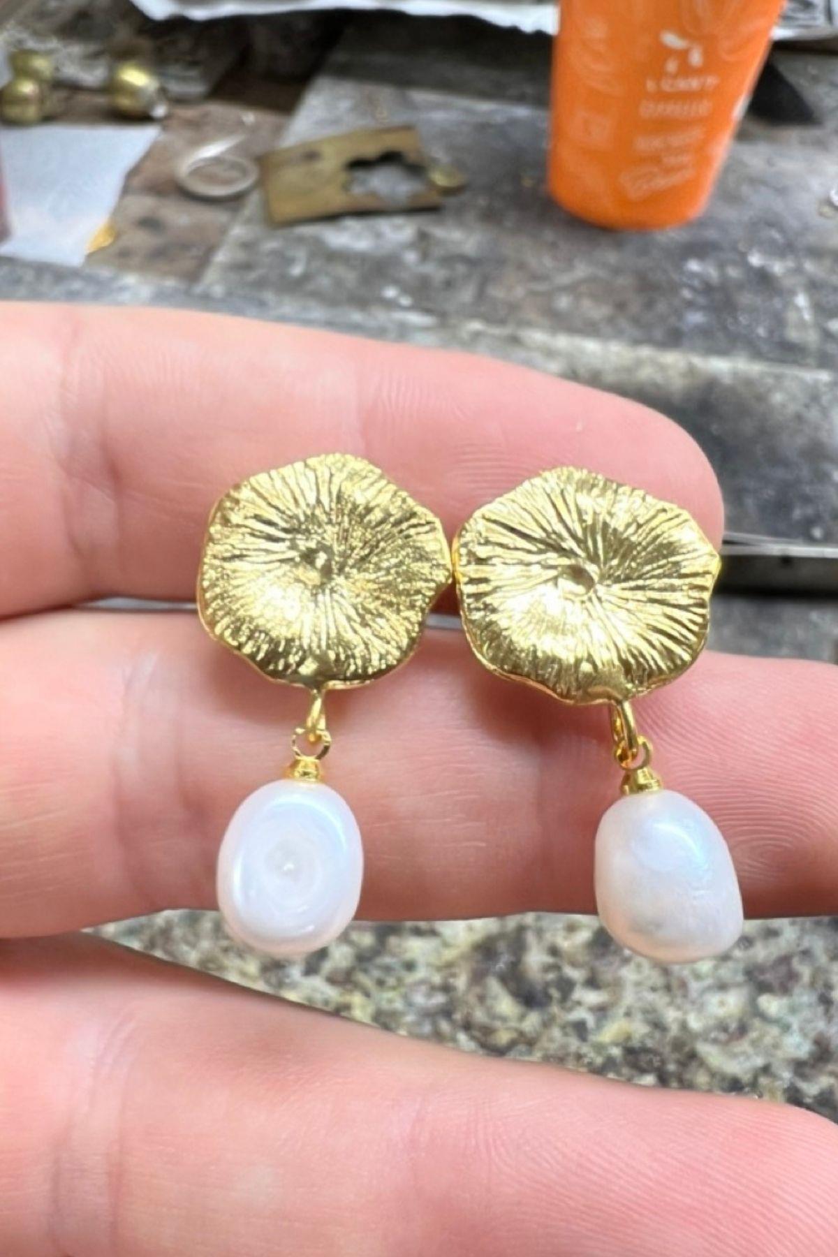 El İşçiliği Dokulu Altın Kaplama Doğal Barok İnci Sallantılı Kadın Küpe