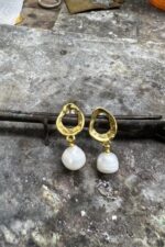 Halkalı Altın Kaplama Barok İnci Sallantılı Kadın Küpe