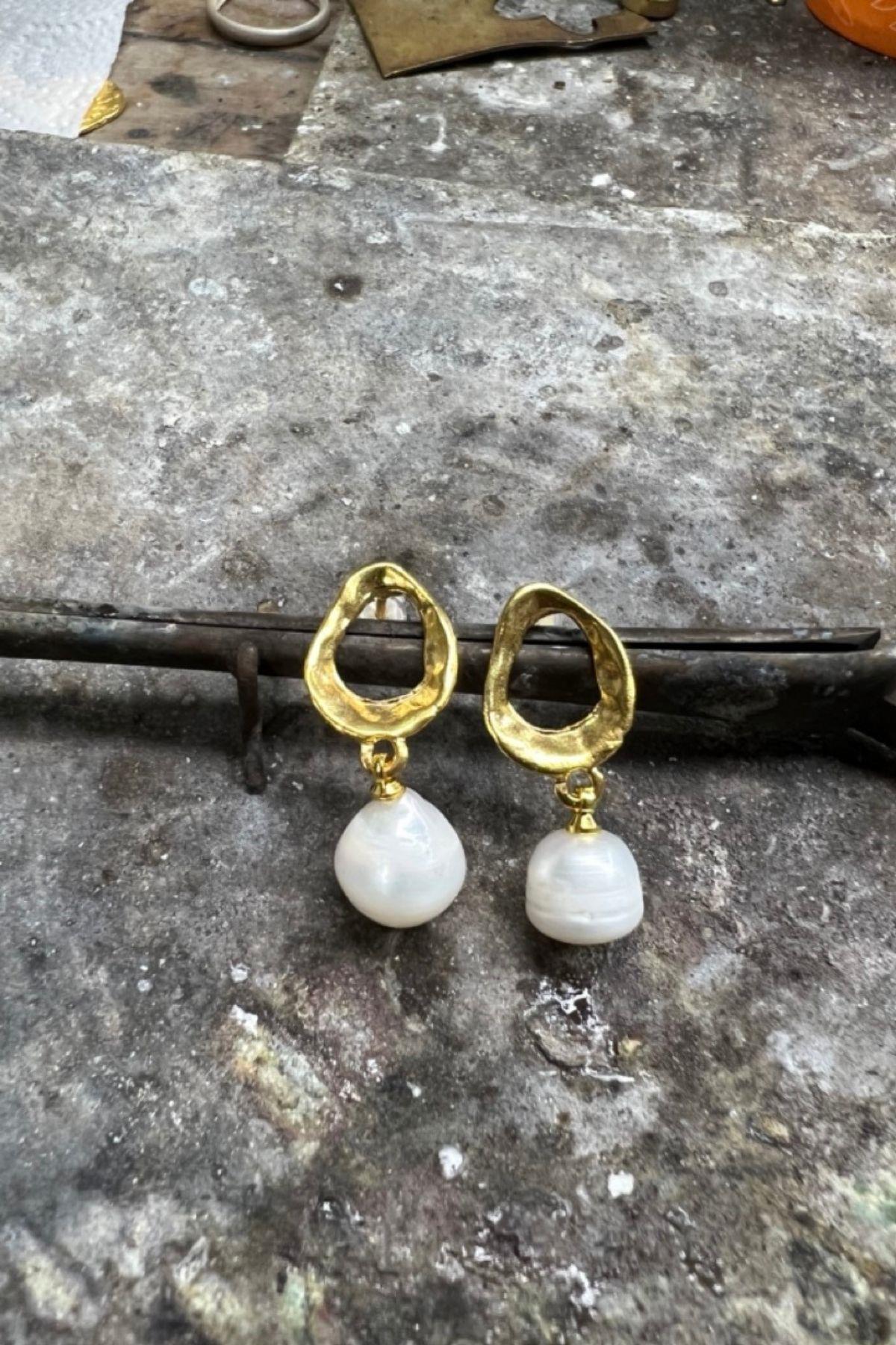 Halkalı Altın Kaplama Barok İnci Sallantılı Kadın Küpe