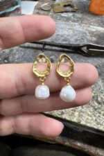 Halkalı Altın Kaplama Barok İnci Sallantılı Kadın Küpe